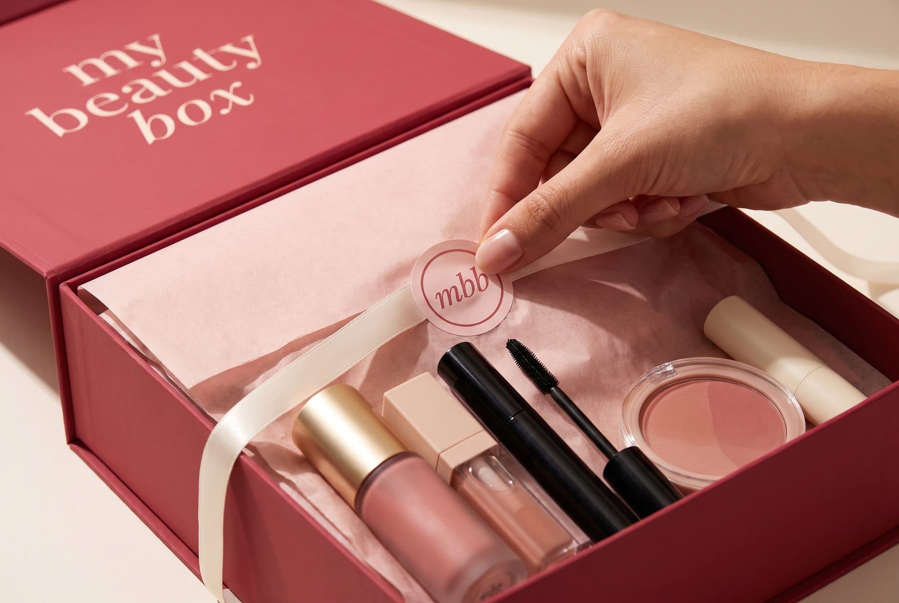 Une box My Beauty Box fermée avec son sticker et son ruban, prête à être expédiée